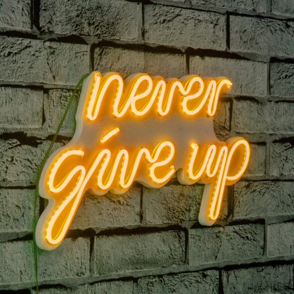 Never Give Up - Galben Iluminat LED din plastic decorativ 40x2x23 Galben